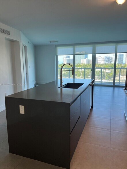 Building Photo - 9821 E Bay Harbor Dr