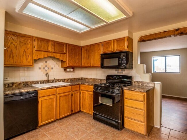 Building Photo - Charming two bedroom home in NE