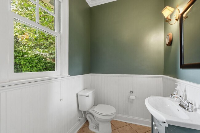 Building Photo - 5Bd/2.5Ba Everett Home