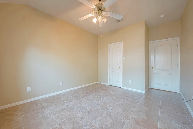 Building Photo - Spacious 3-Bedroom, 2-Bathroom Home with F...