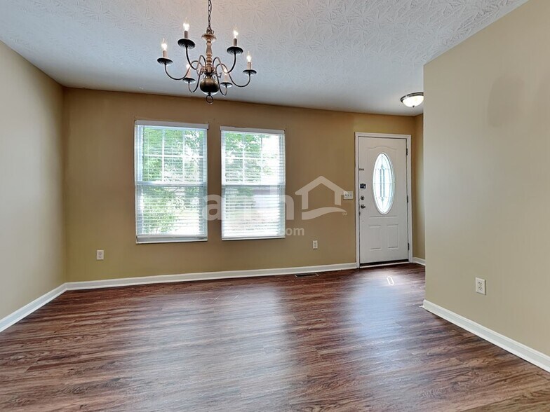 Building Photo - 5557 Windsor Ct