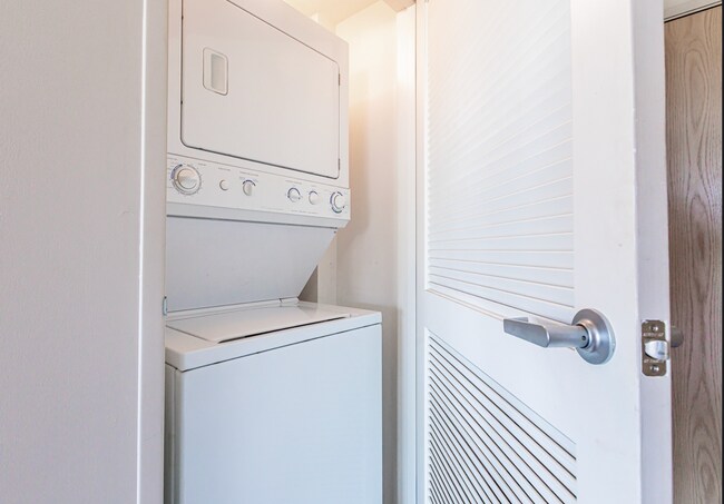 Building Photo - 1720 Maple Ave