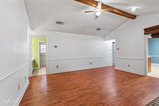 Building Photo - 3 BEDROOM IN SOUTHERN HILLS