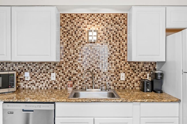 Building Photo - Gorgeous Furnished Two Bedroom in Sloans L...