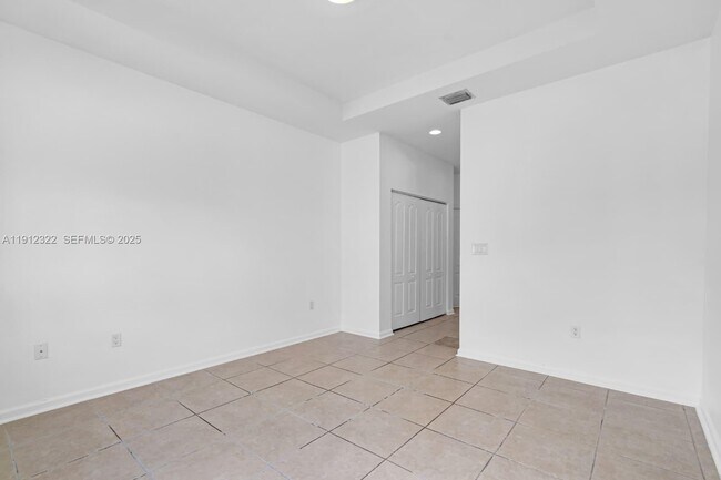 Building Photo - 1095 NE 39th Ave