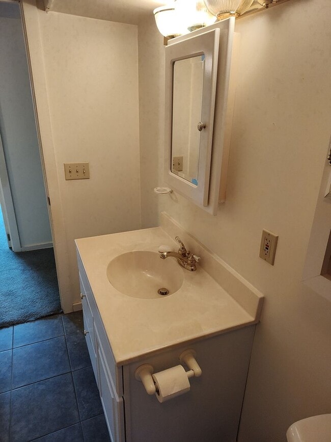 Building Photo - Lakefront property with 2 bedroom, and 1 bath.