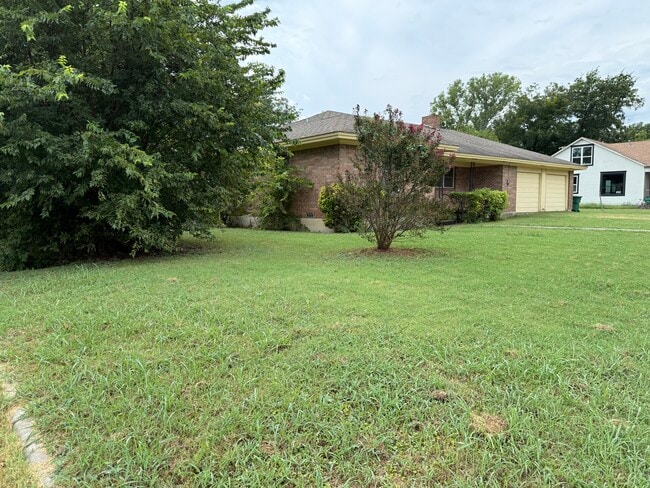 Building Photo - 1002 Hackberry St