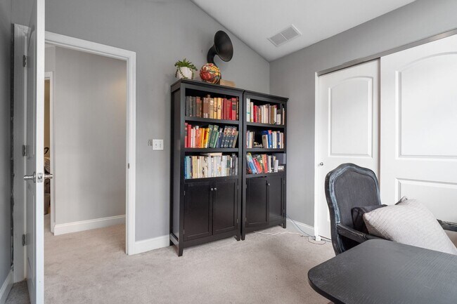 Building Photo - Stunning 4-bedroom, 2.5-bathroom rental of...
