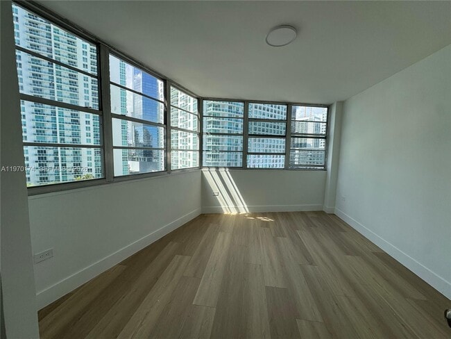 Building Photo - 999 Brickell Bay Dr
