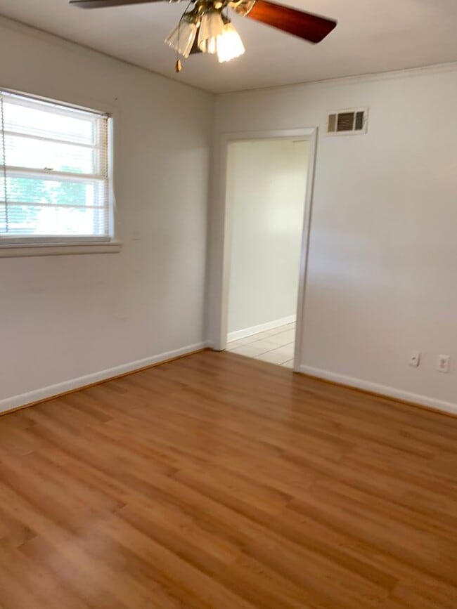 Building Photo - 3bed/1bath close to Southwest drive.