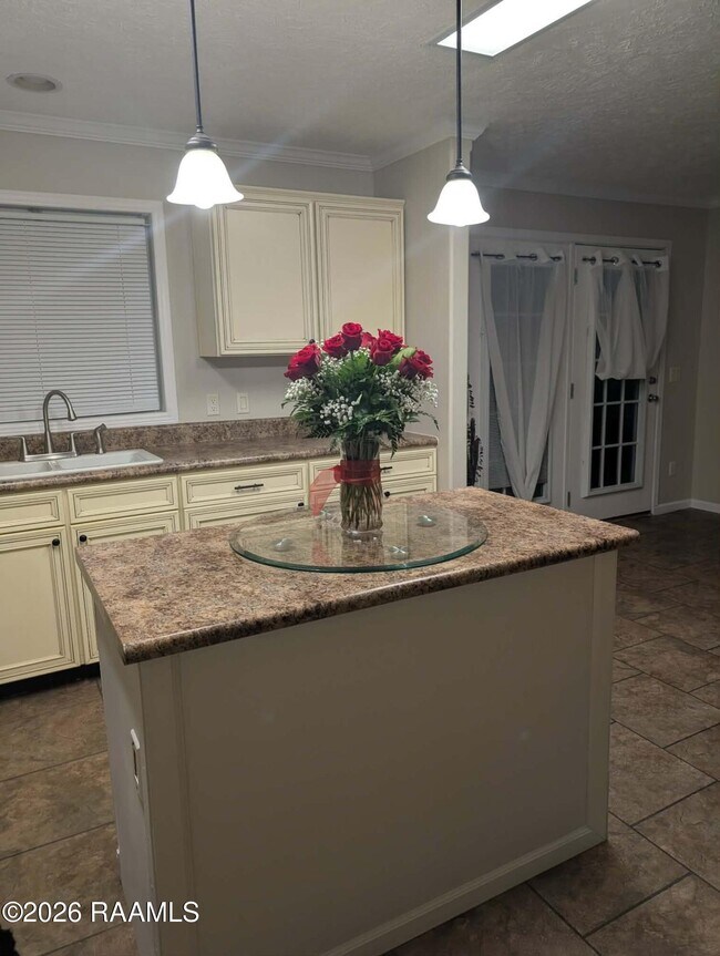 Building Photo - 206 Windcreek Ln