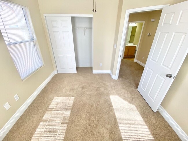 Building Photo - BEAUTIFUL 3 BEDROOM 2.5 BATHROOM 2 CAR GAR...