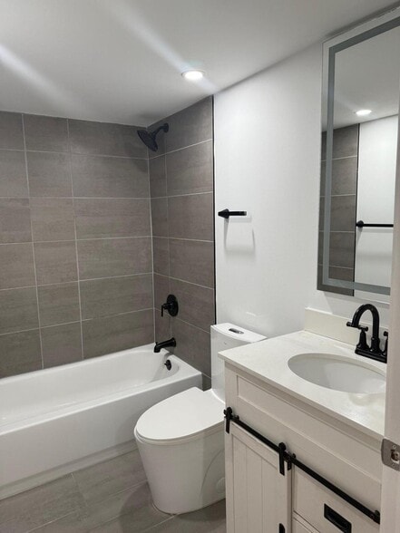 Building Photo - 2786 Tennis Club Dr