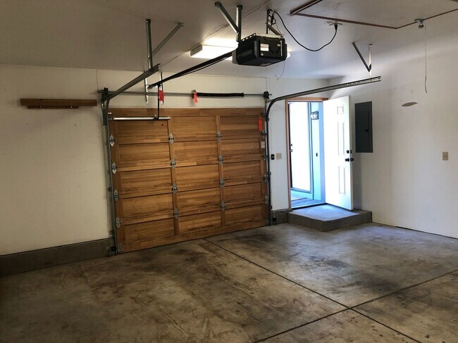 Building Photo - 2-bedroom 2-bathroom duplex with 2 garages in Eugene!