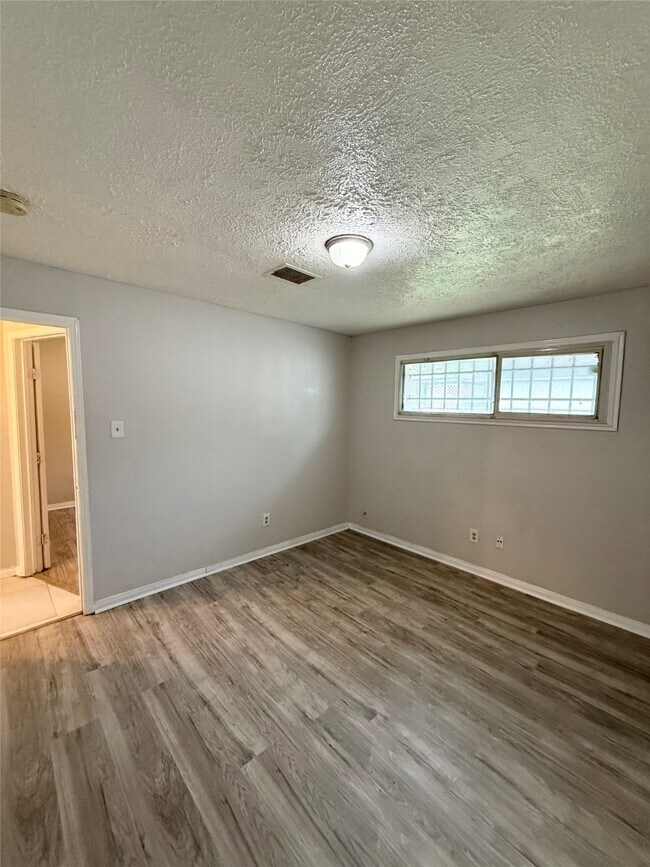 Building Photo - 3411 Drew St