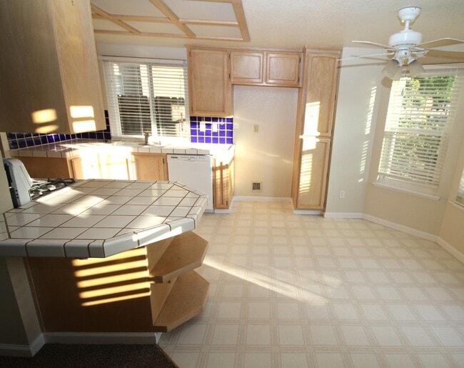Building Photo - Charming 3Br/2BA/ 1444SF Available Now! Te...
