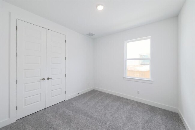 Building Photo - 182 Yarbrough Dr