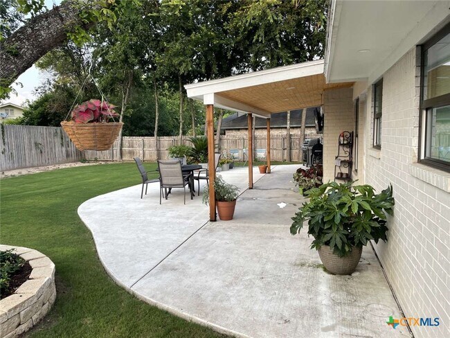 Building Photo - 323 Cardinal Dr