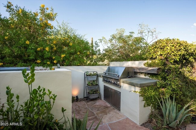 Building Photo - 5101 N Casa Blanca Dr