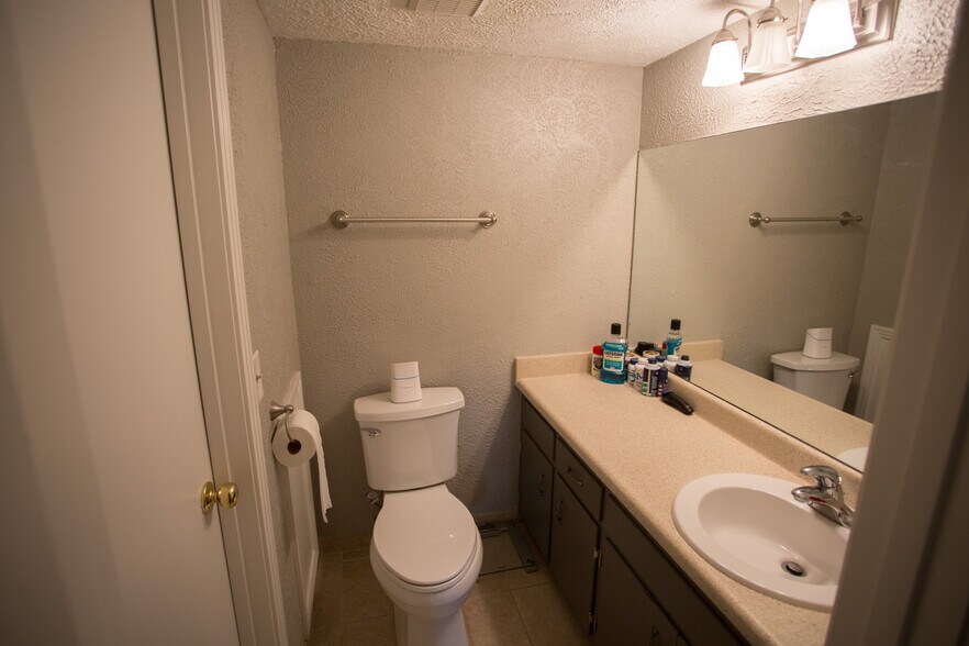 Building Photo - 2929 Selena Dr