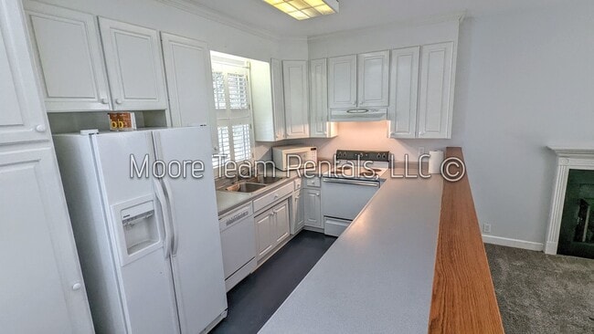 Building Photo - 2 Bed Cape Cod + Large Hobby Room