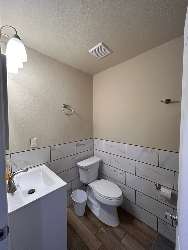 Building Photo - 710 La Vega St