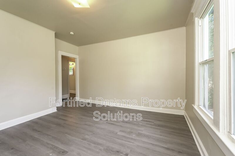 Building Photo - 518 W 20th St