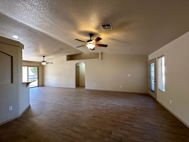 Building Photo - Beautiful 3 bedroom, 3 garage home in Chap...