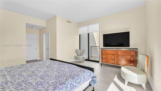 Building Photo - 999 SW 1st Ave