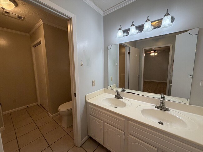 Building Photo - 4 bed/3 bath house in Tupelo