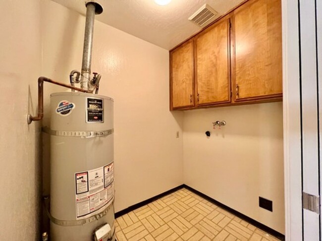 Building Photo - TENTATIVELY RENTED 4 Bedroom 2 Bathroom Si...