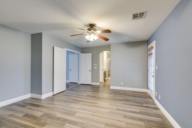 Building Photo - BEAUTIFUL POOL HOME W/RV