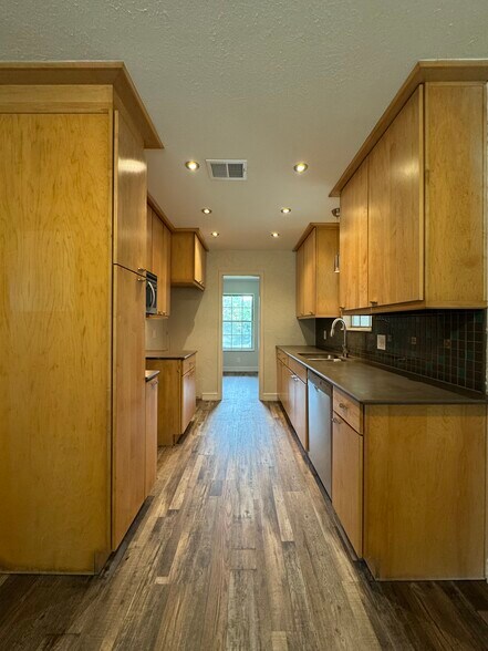Building Photo - 302 Mobile Dr