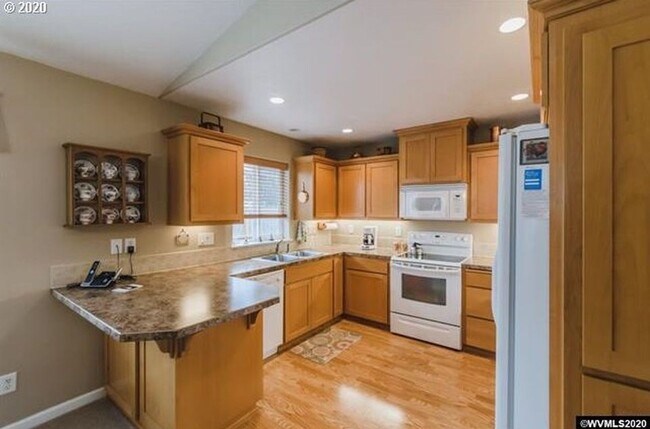 Building Photo - Available Now: Well-kept home on a corner lot in a desired SW neighborhood