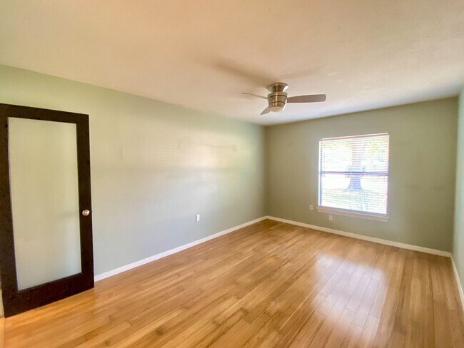 Building Photo - Modern Design 3 Bedroom 2 Bath, corner lot...