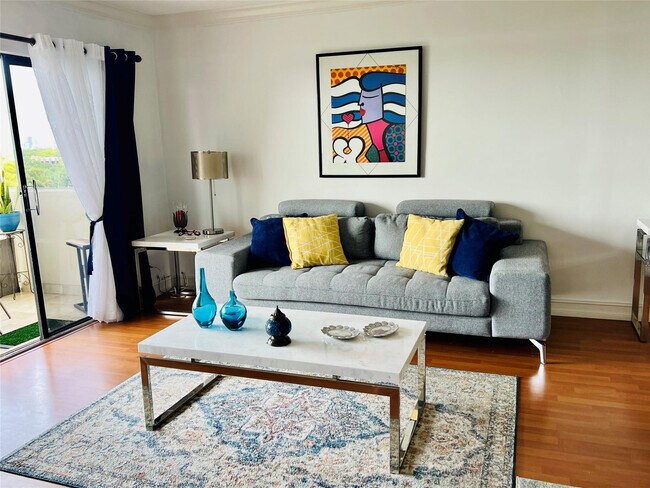 Building Photo - 800 NE 195th St