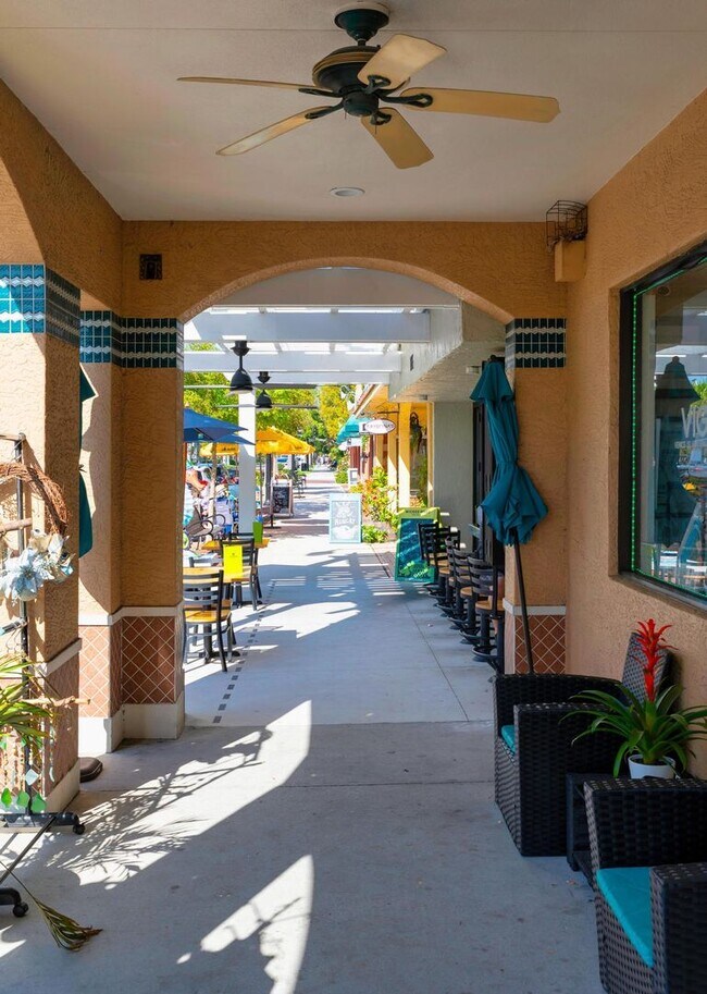 Building Photo - GORGEOUS FULLY RENOVATED 1st FLOOR 2 BEDROOM 1 BATHROOM CONDO LOCATED JUST 5 MINUTES FROM VENICE ...