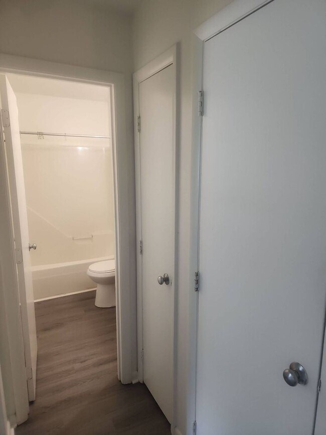 Building Photo - 2 Bedroom 2 Bathroom Duplex