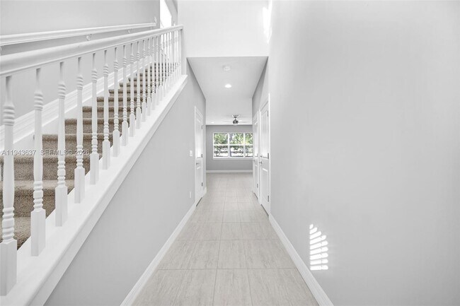 Building Photo - 964 Banyan Dr