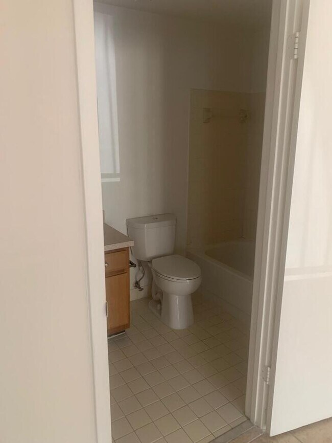 Building Photo - Split plan spacious 2bed/2batj