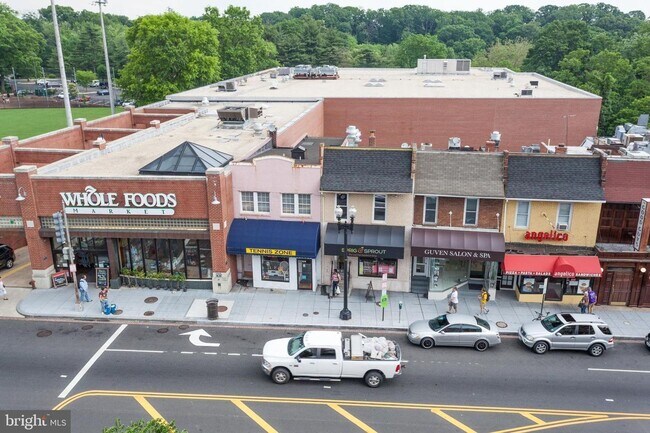 Building Photo - Gorgeous and Airy 1bd/1ba in Glover Park with parking and a balcony!