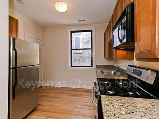 Building Photo - 907 W Cornelia Ave