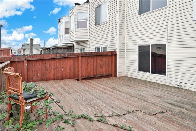 Building Photo - Fabulous 2 bed Plus Den, 1 bath in San Francisco (Downstairs Unit)