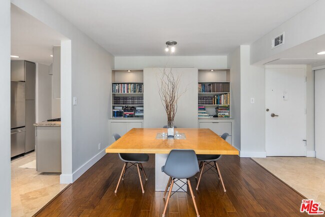 Building Photo - 8787 Shoreham Dr