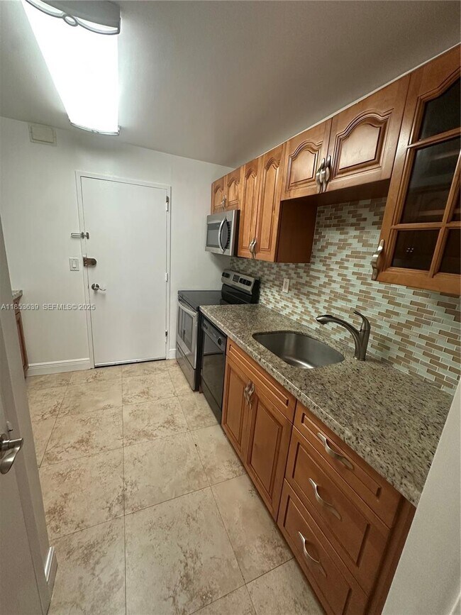 Building Photo - 9800 W Bay Harbor Dr