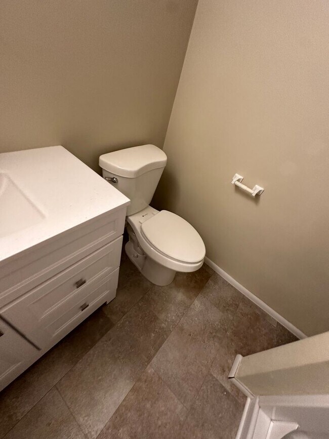 Building Photo - Bench Location Just Minutes to Downtown and BSU!