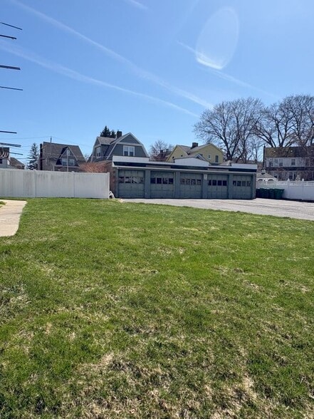 Building Photo - 356 Springfield St