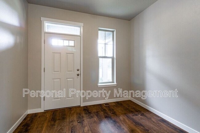 Building Photo - 5912 NE 47th St