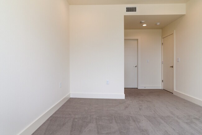 Building Photo - Stunning 2/2.5 multi-level Skybridge Lofts...