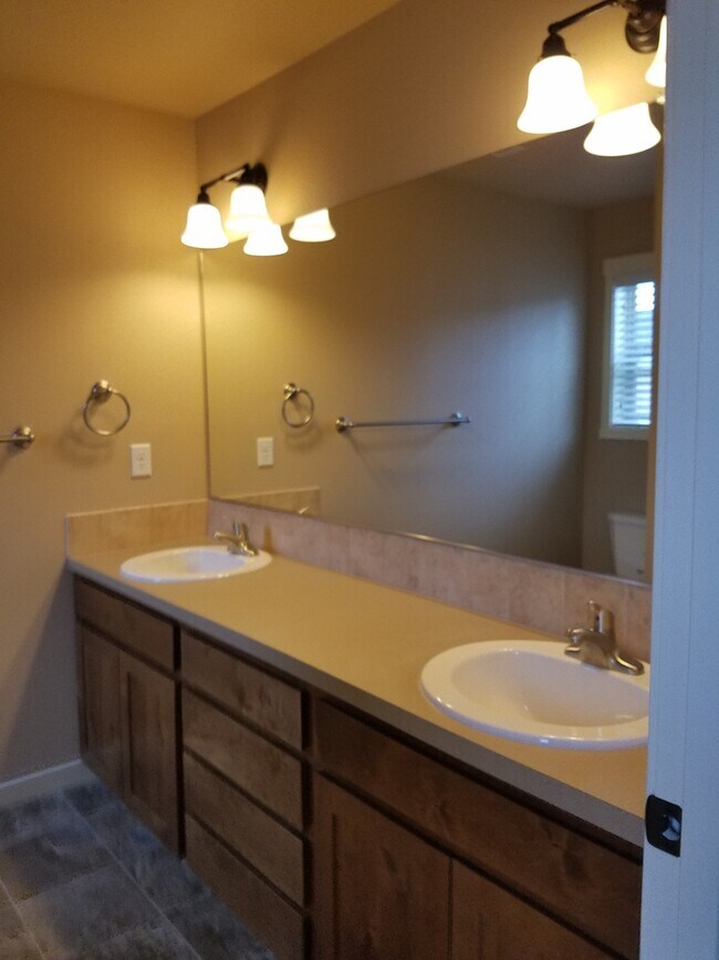 Building Photo - High end town home in perfect location